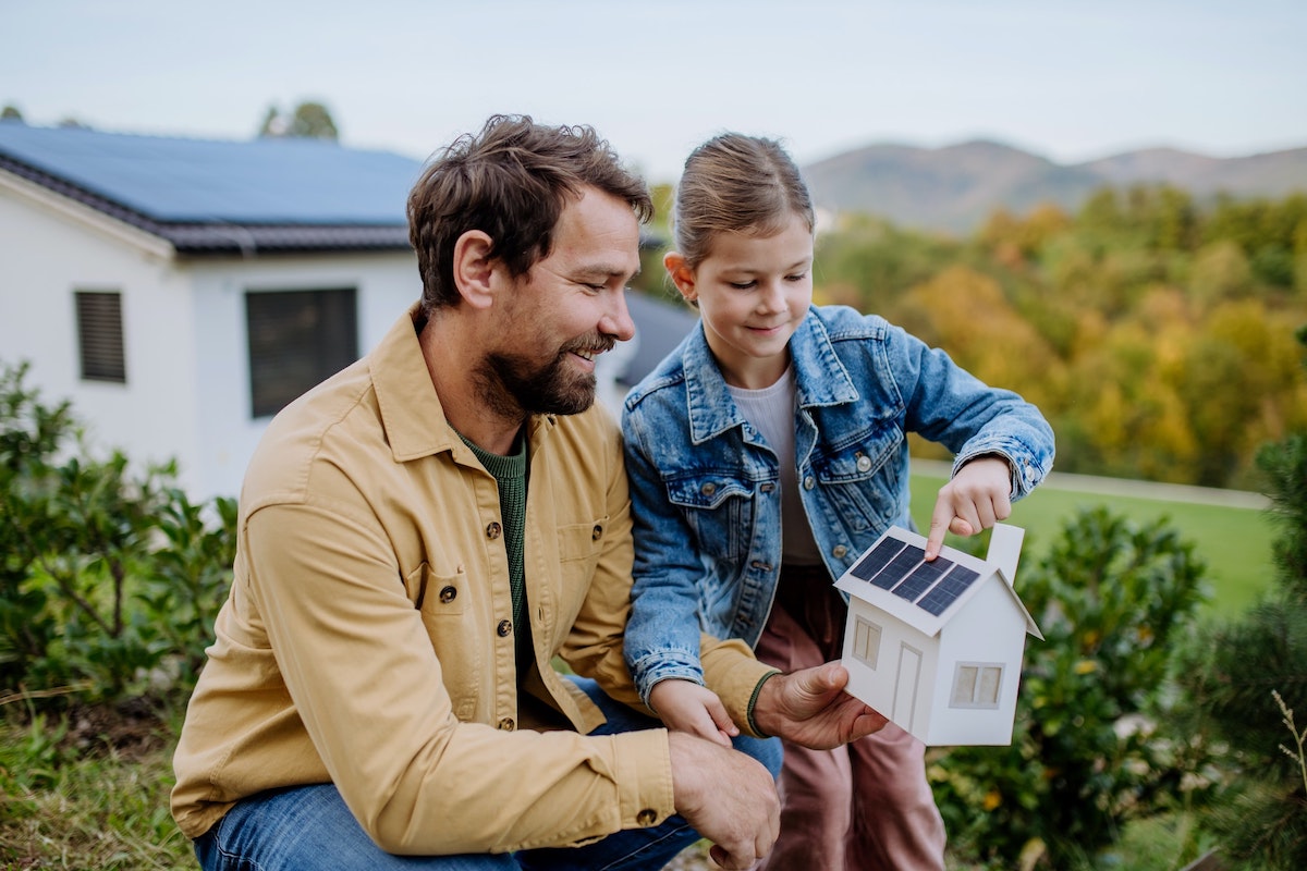 Mann zeigt Kind eine Solarzelle Kontaktseite Solar Hessen